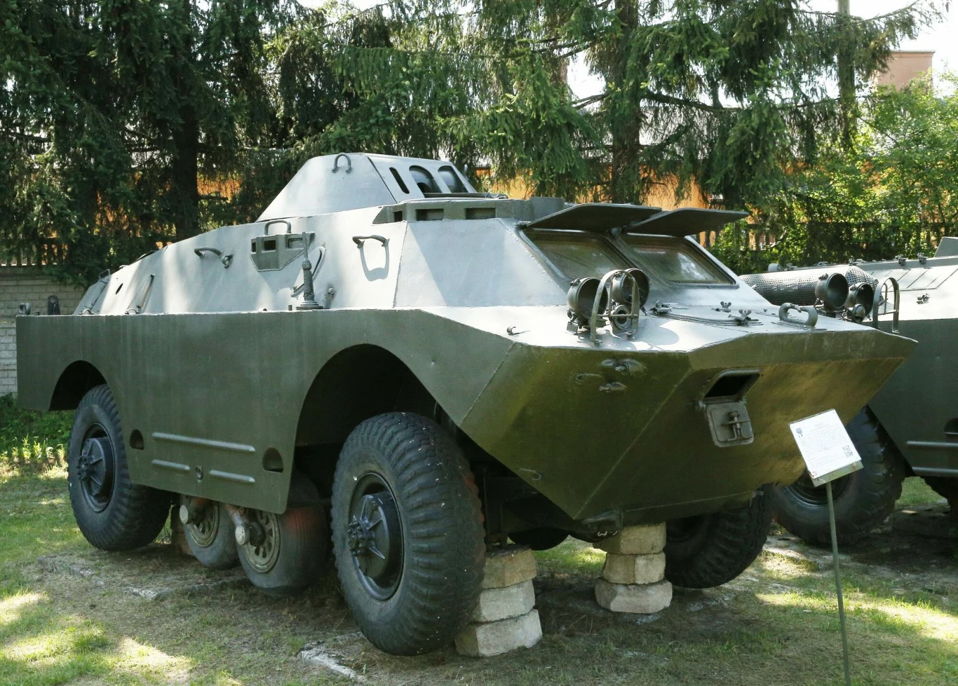BRDM-2 - widoczne koła pomocnicze BRDM-2 - widoczne koła pomocnicze