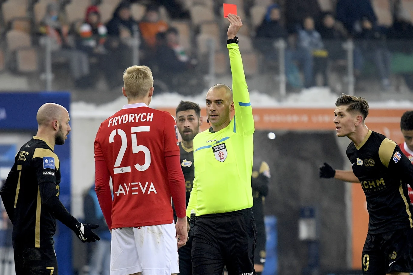 Sędzia Zbigniew Dobrynin wyrzucił z boiska Michala Frydrycha, za faul na wychodzącym na czystą pozycję Saszy Żivcu Sędzia Zbigniew Dobrynin wyrzucił z boiska Michala Frydrycha, za faul na wychodzącym na czystą pozycję Saszy Żivcu