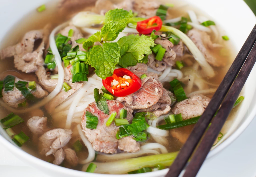 Z czego składa się wietnamska zupa pho?