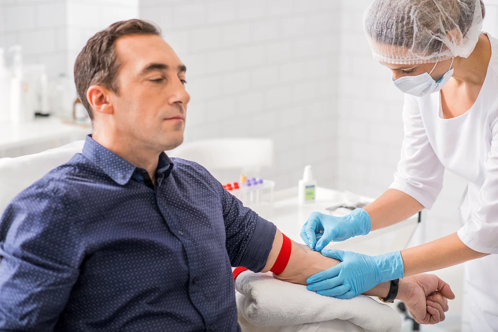 Największy dotąd program badań diagnostycznych Ministerstwa Zdrowia skierowany do osób, które ukończyły 40. rok życia wesprą laboratoria
