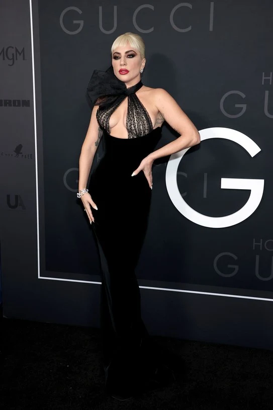 Lady Gaga świeci biustem na premierze "House of Gucci"