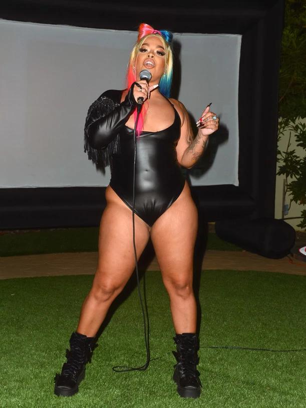 Ace Notorious w bardzo obcisłym body Ace Notorious w bardzo obcisłym body