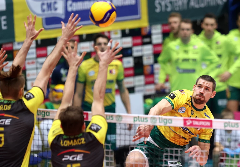 PlusLiga. Aluron CMC Warta Zawiercie - PGE Skra Bełchatów. Ostatni mecz 11. kolejki nie zawiódł, emocji było sporo