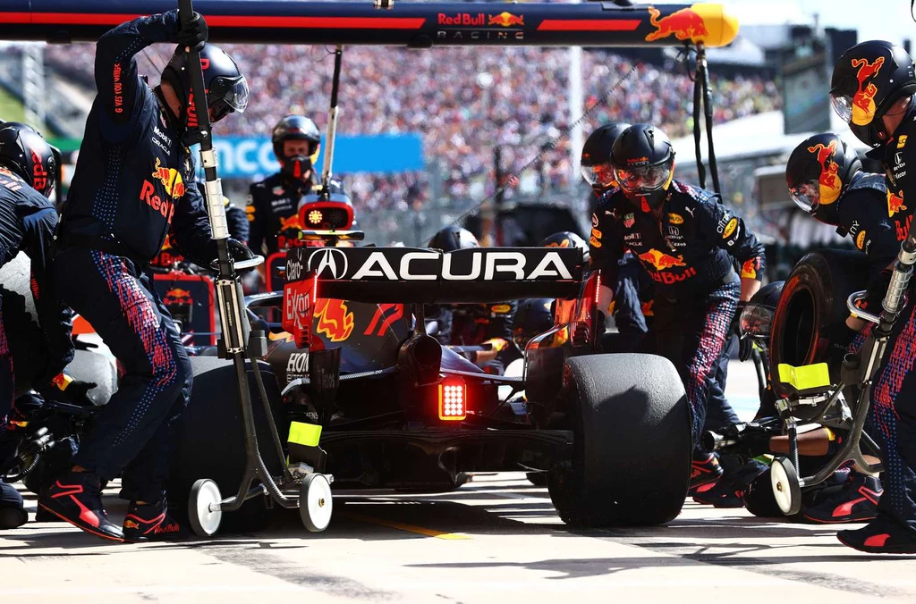 Mechanicy Red Bulla podczas pitstopu Mechanicy Red Bulla podczas pitstopu