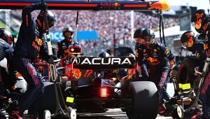 Mechanicy Red Bulla podczas pitstopu