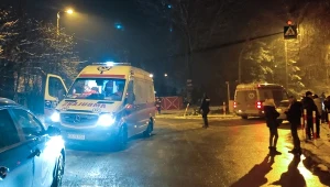 Służby na miejscu zdarzenia nad stawem w Wolbromiu, gdzie lód załamał się pod czterema mężczyznami