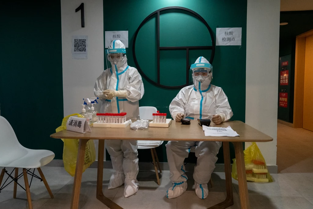 Pracownicy medyczni przygotowani do pobrania testów PCR na COVID-19