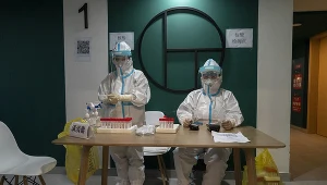 Pracownicy medyczni przygotowani do pobrania testów PCR na COVID-19