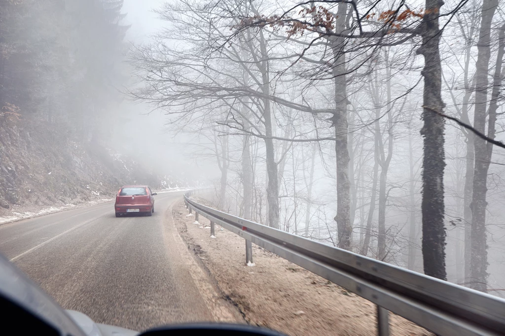 Kierowcy powinni szczególnie uważać. Gęste mgły będą utrudniać widoczność