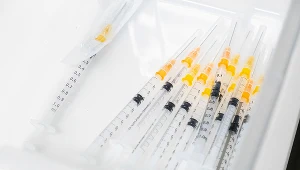 Wszystkie osoby w wieku 18-49 lat od 2 listopada uprawnione są do przyjęcia dawki przypominającej