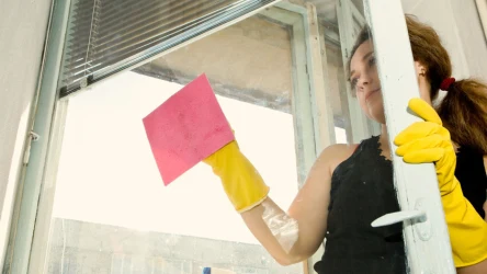 Jakich błędów wystrzegać się, myjąc okna?