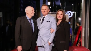 Barbara Broccoli (P) na premierze "Nie czas umierać"