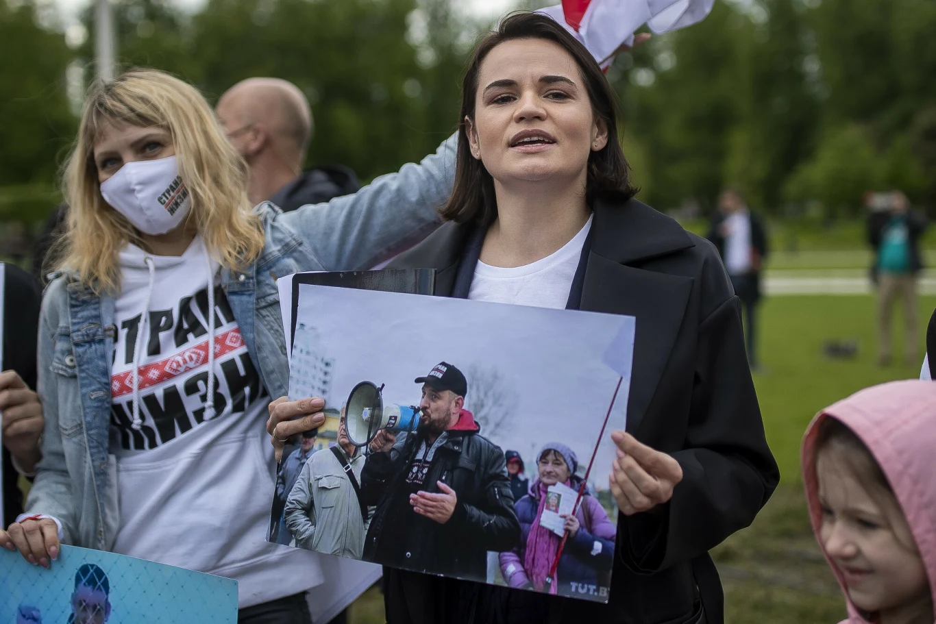 Swiatłana Cichanouska ze zdjęciem męża podczas protestu w maju 2021 r.