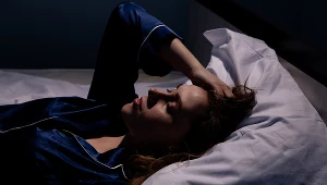 Osoby zakażone Omikronem skarżą się na nocne poty - twierdzą lekarze z RPA