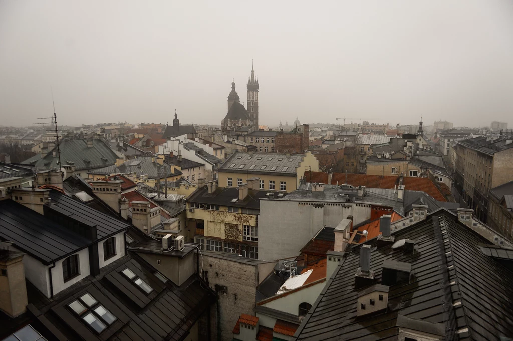 Ze względu na wyjątkowo wysokie stężenie smogu w Krakowie - stolicy Małopolski - wprowadzono alarm smogowy. To najwyższy, trzeci stopień zagrożenia zanieczyszczeniami stosowany tylko w szczególnych sytuacjach