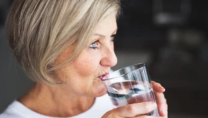 Picie dużych ilości wody ma pozytywny wpływ na metabolizm i reguluje poziomu ciśnienie tętniczego krwi