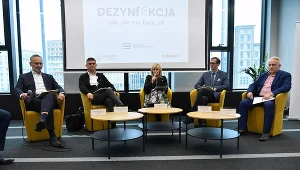 Od lewej: prezes spółki Medisept Przemysław Śnieżyński, wiceprezes spółki Medisept Waldemar Ferschke, wiceprezes Naczelnej Rady Pielęgniarek i Położnych Mariola Łodzińska, specjalista ds. środków dezynfekujących w Batist Medical Polska Ireneusz Reszel oraz radca prawny mec. Artur Piotrowski podczas konferencji prasowej otwierającej organizowaną przez Naczelną Izbę Pielęgniarek i Położnych kampanię społeczną "Dezynfekcja tak, ale nie byle jak"