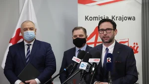 Prezes zarządu PKN Orlen Daniel Obajtek (P), wicepremier, minister aktywów państwowych Jacek Sasin (L) i przewodniczący NSZZ Solidarność Piotr Duda (2L)