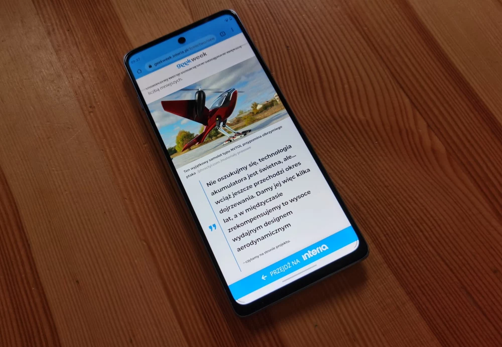 Moto g200 5G  - ekran w formacie 20:9 dobrze sprawdza się podczas przeglądania stron internetowych