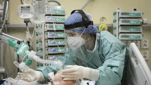 Walka o życie pacjentów z COVID-19 na oddziale intensywnej opieki medycznej