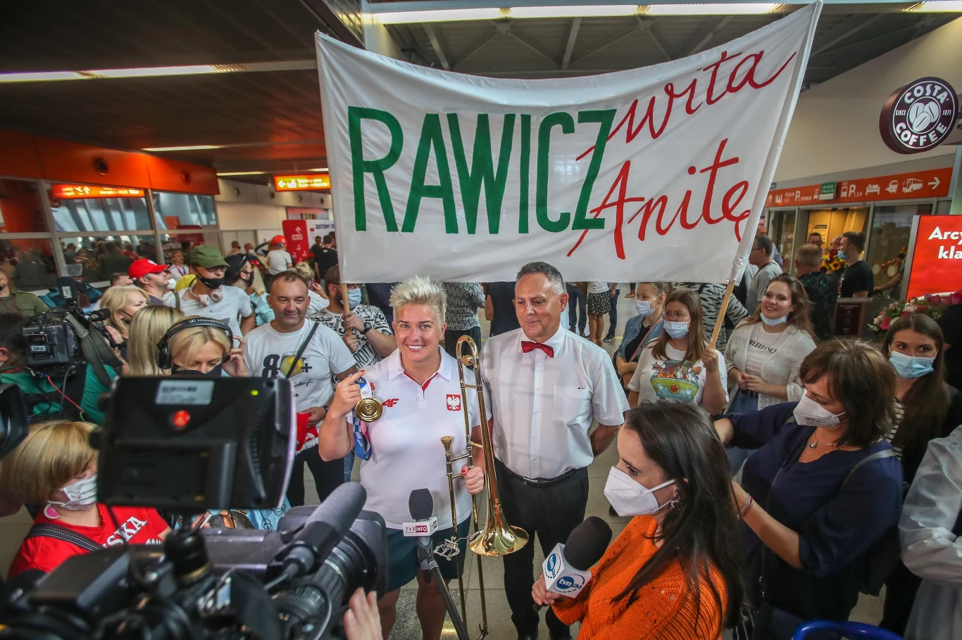 Na lotnisku po powrocie z Tokio Anita Włodarczyk była witana jak... bohaterka, którą przecież jest. Nie zabrakło powitalnej delegacji z Rawicza, z którego pochodzi nasza mistrzyni olimpijska. 