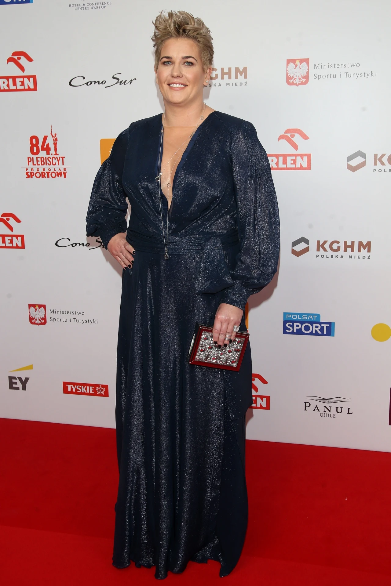 Fani sportu znają pewnie Włodarczyk głównie z młociarskiego koła. Nasza mistrzyni potrafi się jednak świetnie prezentować na czerwonym dywanie, na którym - ze względu na swoje liczne sukcesy - często gości. Choć z zewnątrz zdaje się być twardą, nieustępliwą kobietą, w życiu prywatnym jest wrażliwa i potrafi się popłakać. Jak publicznie przyznała, ma też trudny charakter.