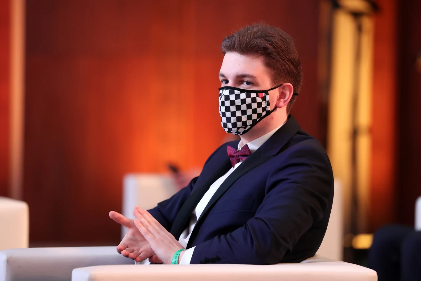 Tu warto podkreślić, że wbrew pozorom, szachiści ciężko trenują, dbając o tężyznę fizyczną. Jan-Krzysztof Duda podkreśla, że arcymistrzowie muszą trenować jak piłkarze czy skoczkowie narciarscy, a on sam skacze wzwyż, pływa i biega.