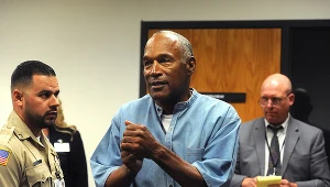 OJ Simpson (w środku)