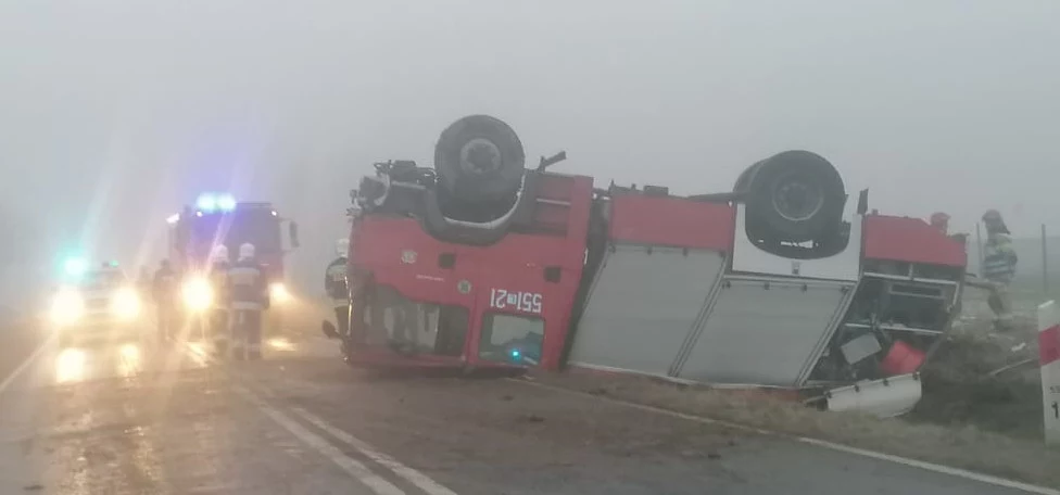 Samochód dachował, czterech strażaków zostało rannych