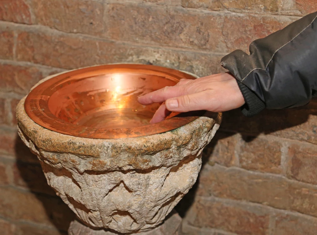 Woda święcona umieszczona jest w kościołach w naczyniu zwanym aspersorium