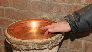 Woda święcona umieszczona jest w kościołach w naczyniu zwanym aspersorium