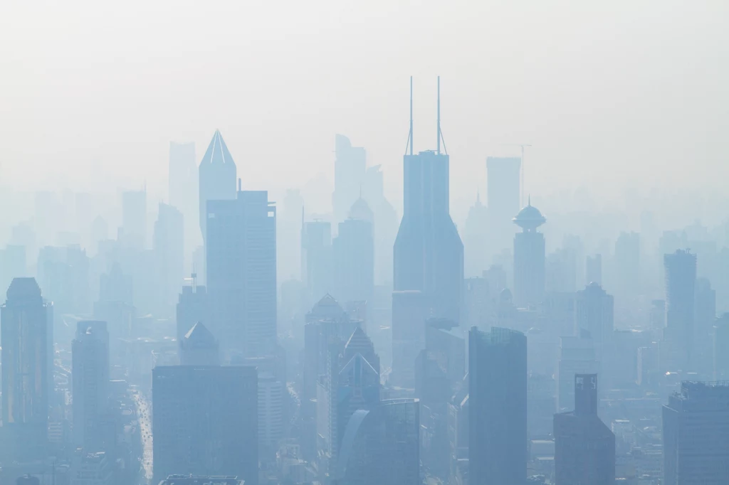 Smog w Szanghaju. Chiny od lat borykają się z problemem zanieczyszczenia powietrza