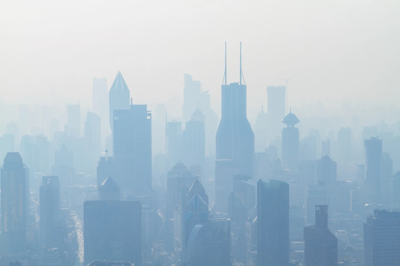 Smog w Szanghaju. Chiny od lat borykają się z problemem zanieczyszczenia powietrza Smog w Szanghaju. Chiny od lat borykają się z problemem zanieczyszczenia powietrza