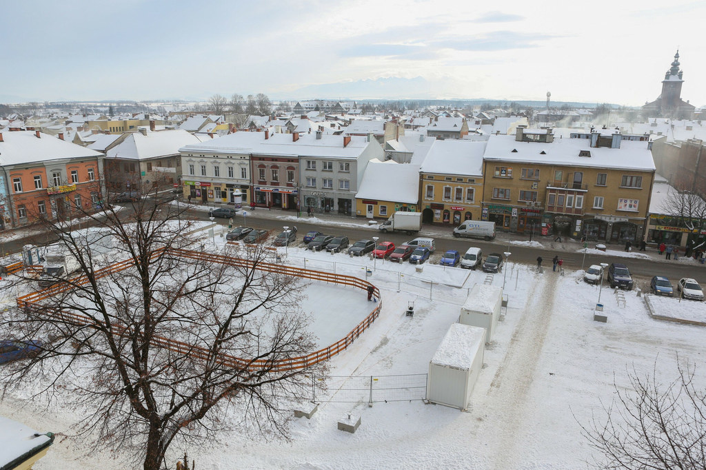 Rynek w Nowym Targu. Podjęto kontrowersyjną decyzję, żeby zmienić lokalizację stacji pomiaru zanieczyszczenia powietrza dalej od centrum miasta.