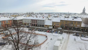 Rynek w Nowym Targu. Podjęto kontrowersyjną decyzję, żeby zmienić lokalizację stacji pomiaru zanieczyszczenia powietrza dalej od centrum miasta.