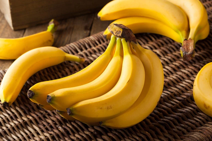 Nigdy więcej nie wyrzucisz skórek od bananów. Przygotujesz z nich odżywczy nawóz do roślin