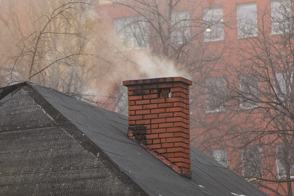 Dym wydobywający się z komina. To właśnie bezklasowe piece najniższej jakości używane do ogrzewania są głównym źródłem smogu w Polsce. 