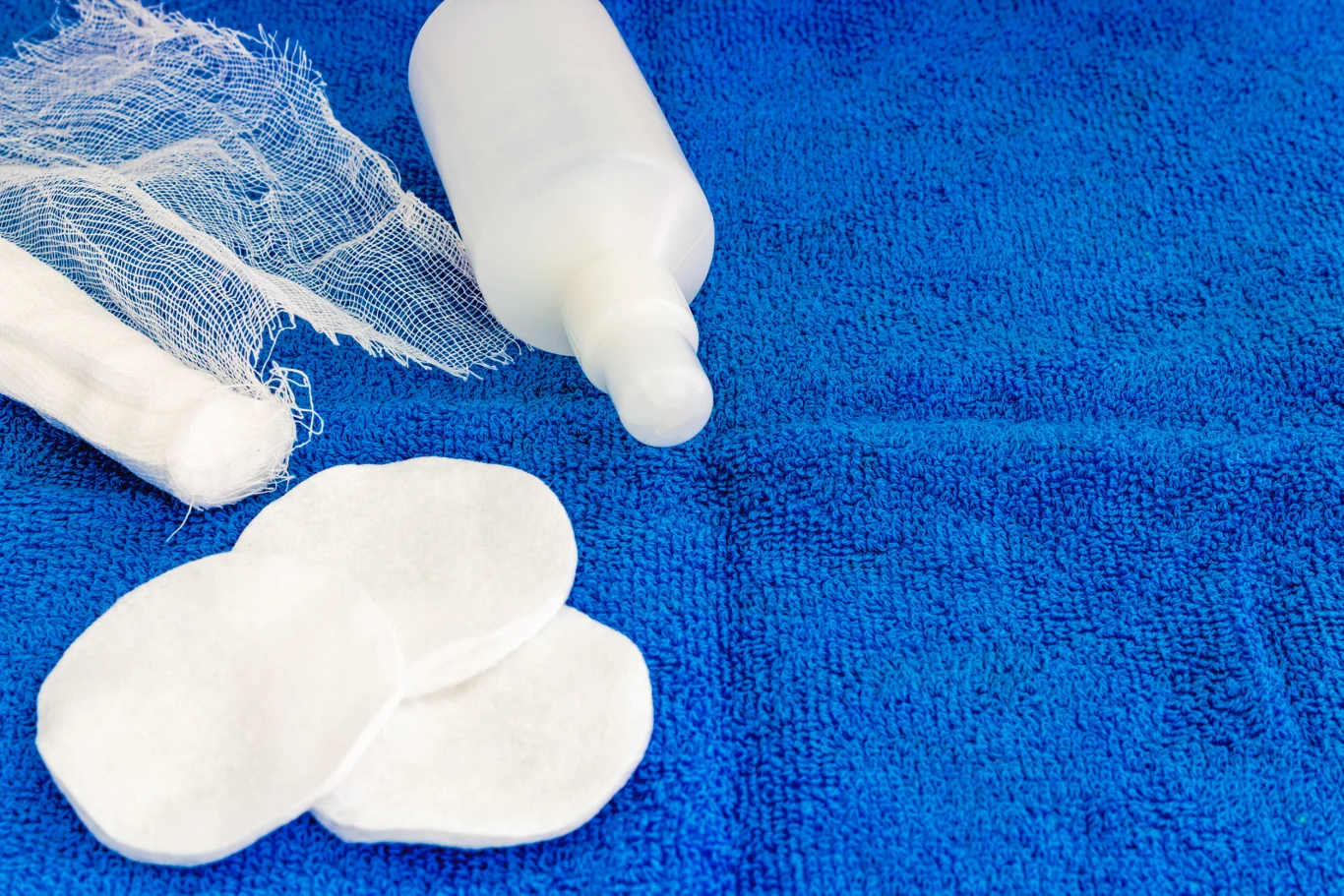 Zamiast wydawać pieniądze na kosztowne preparaty, sięgnij po coś, co masz w apteczce — wodę utlenioną.