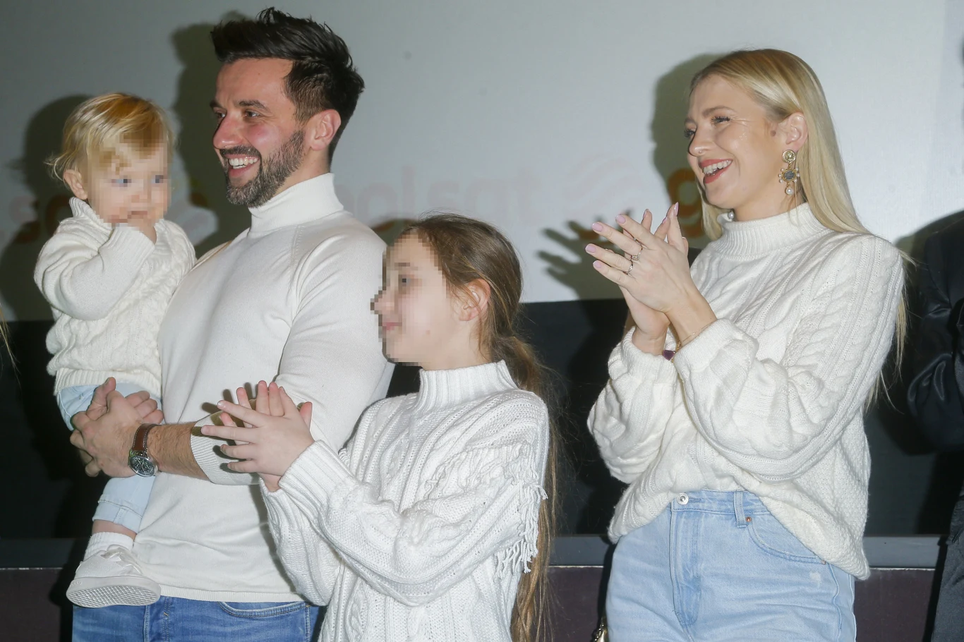 Barbara Kurdej-Szatan z mężem i dziećmi na premierze musialu "Świat pełen niespodzianek" Barbara Kurdej-Szatan z mężem i dziećmi na premierze musialu "Świat pełen niespodzianek"