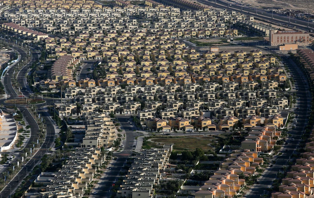 W Dubaju wielu mieszkańców żyje w gigantycznych osiedlach składających się z tysięcy identycznych domów