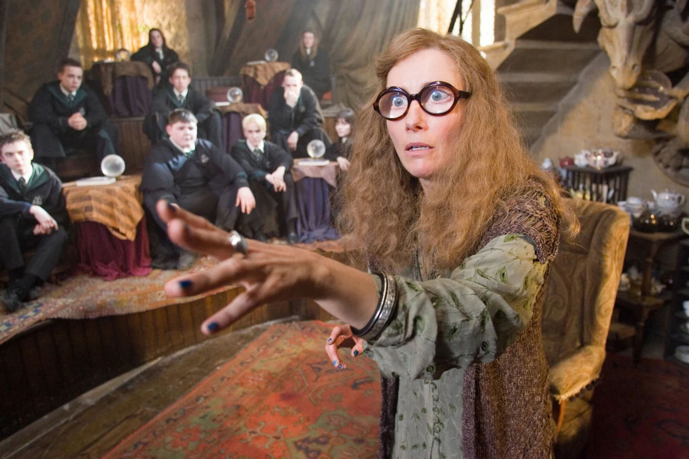 W 2003 roku Thompson dołączyła do filmowej serii o Harrym Potterze. Jak sama przyznała, zrobiła to głównie dla swojej córki. Wcieliła się w postać Sibill Trelawney, znerwicowanej nauczycielki wróżbiarstwa. "W filmie mam permanentne załamanie nerwowe, a w jednej ze scen stoją na szycie schodów i wymachuję pustą butelką sherry – co oczywiście jest typową sytuacją z mojego życia" – żartowała aktorka pytana o swoją rolę.