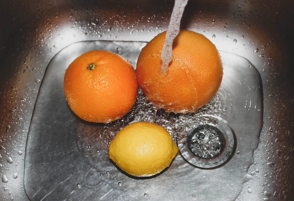 Cytrusy należy myć, by pozbyć się z nich szkodliwych substancji 