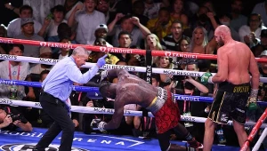 Deontay Wilder pada na deski