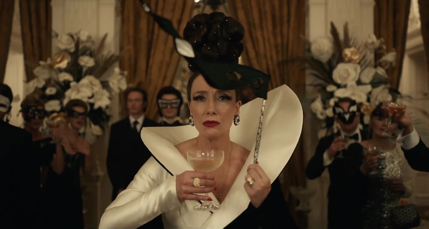 W filmie "Cruella" (2021) Emma Thompson zagrała wytworną baronową. Aby idealnie prezentować się w ekstrawaganckich kostiumach swojej bohaterki, gwiazda musiała nosić modelującą bieliznę. Ten aspekt swojej roli uważa za torturę, a to dlatego, że na co dzień po prostu stroni od bielizny.

To u baronowej, projektantki mody von Hellman, zatrudnienie znajduje Estella, która później przeistoczy się w złowieszczą Cruellę de Mon. Krytycy filmowi zachwycają się spektakularnymi, wysmakowanymi kreacjami, w których paraduje na ekranie von Hellman.

"Nie lubię nosić bielizny, tak ogólnie. Przestałam jej używać już dawno temu. To nie moja bajka. Nawet niby wygodna bielizna jest dla mnie niewygodna" - stwierdziła programie śniadaniowym "Lorraine", emitowanym na brytyjskim kanale ITV.

Nakładanie specjalnej bielizny na planie 62-letnia gwiazda przyrównała do mocnego przyciśnięcia tubki z pastą w jej środkowej części, co powoduje wylanie się jej zawartości od góry i od dołu.

(Źródło: Interia.pl/PAP) 