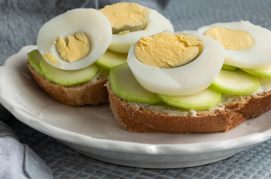 Z czym jeść jajka? Tych połączeń lepiej unikaj
