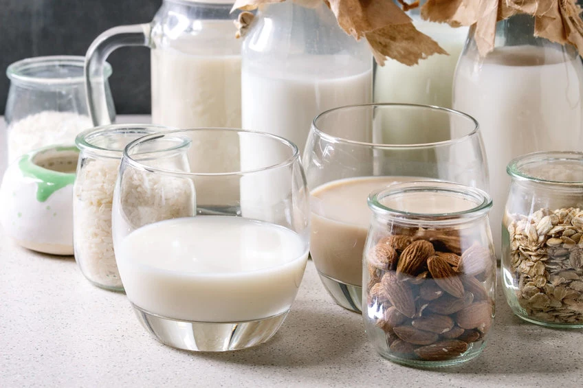 Główny składnik złotego mleka można zastąpić napojem roślinnym