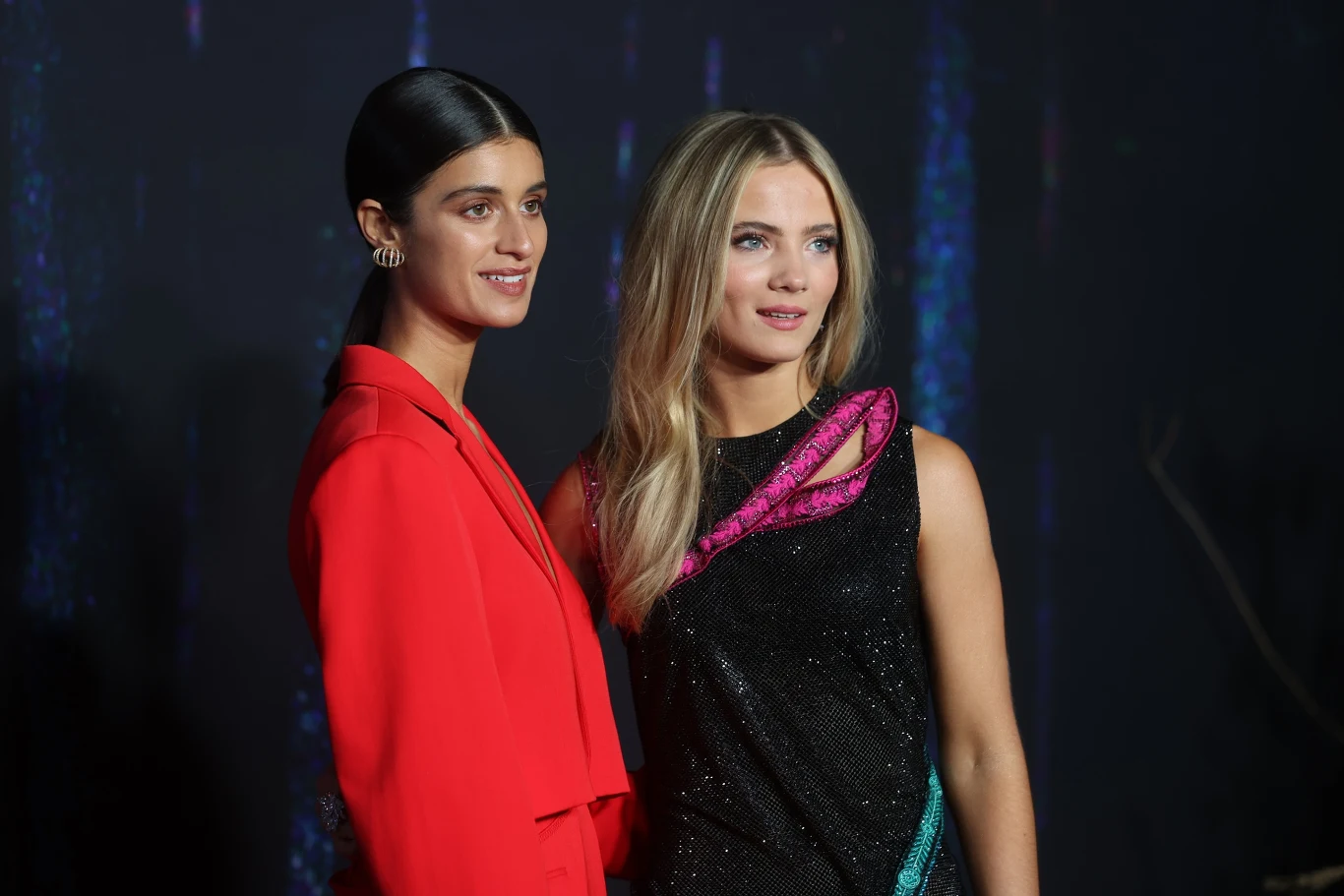 Anya Chalotra i Freya Allan