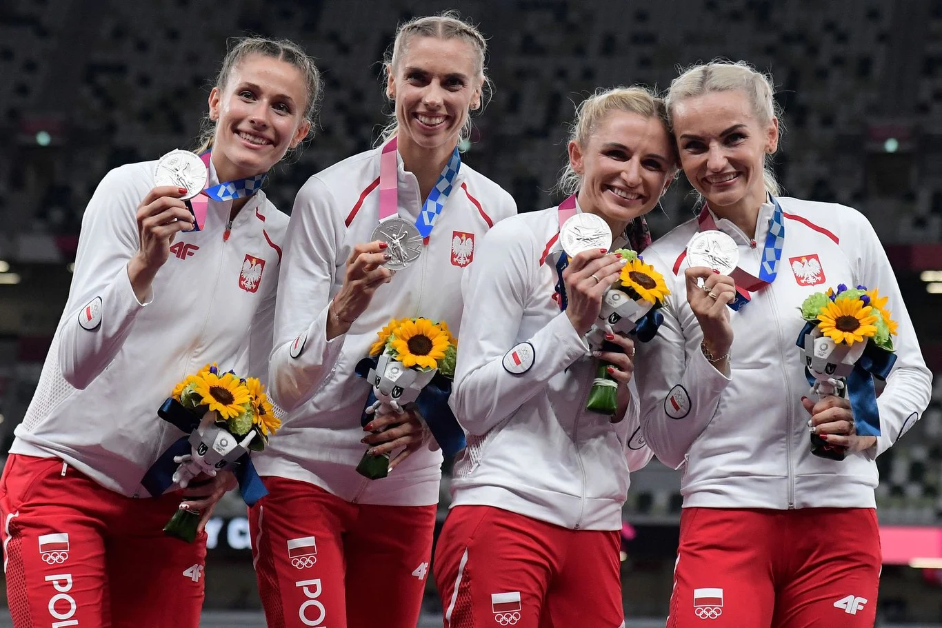 Polska srebrna sztafeta 4x400 m z IO w Tokio. Od lewej: Natalia Kaczmarek, Iga Baumgart-Witan, Małgorzata Hołub-Kowalik i Justyna Święty-Ersetic