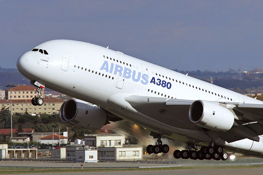 Airbus A380. Największy samolot pasażerski na świecie. Maksymalnie może pomieścić 853 osoby na pokładzie.