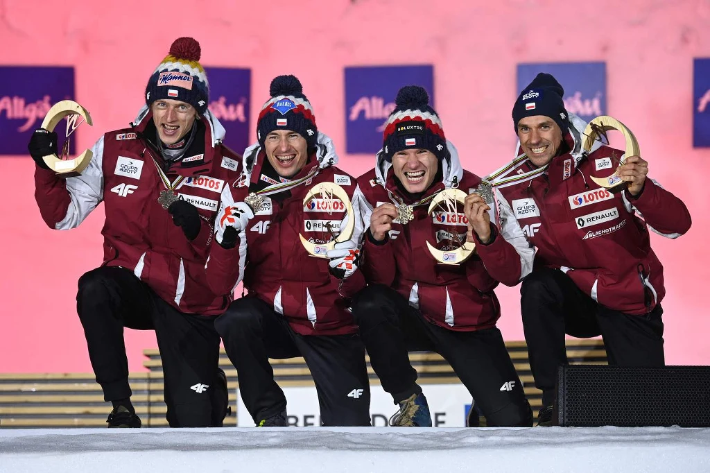 Drużyna skoczków, która zdobyła brązowy medal w mistrzostwach świata, od lewej: Dawid Kubacki, Kamil Stoch, Andrzej Stękała i Piotr Żyła Drużyna skoczków, która zdobyła brązowy medal w mistrzostwach świata, od lewej: Dawid Kubacki, Kamil Stoch, Andrzej Stękała i Piotr Żyła